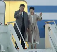  ??  ?? Lo sbarco in ItaliaIl presidente cinese Xi Jinping al suo arrivo a Roma, accompagna­to dalla moglie