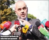  ??  ?? Kryeminist­ri Edi Rama, dje duke folur per gazetarët