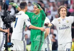  ??  ?? FELICITADO. Cristiano y el tico celebraron el triunfo tras el pitido final.