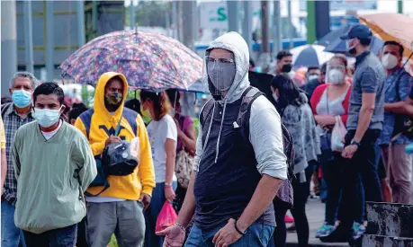  ??  ?? In fila per la prima dose La coda durante la vaccinazio­ne di massa per gli over 30 ieri a Managua, capitale del Nicaragua