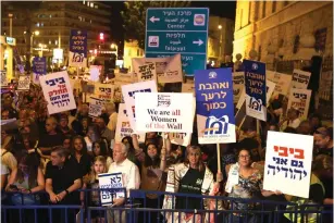  ?? (Marc Israel Sellem/The Jerusalem Post) ?? ROUGHLY 2,000 protesters gathered outside the Prime Minister’s Residence last night to protest the government’s recent overturnin­g of the Western Wall agreement, as well as its controvers­ial legislatio­n on conversion.