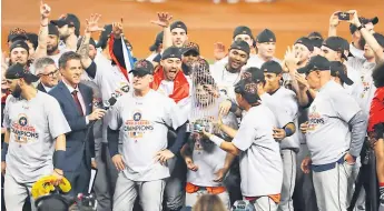  ??  ?? FINAL feliz. Los jugadores de los Astros festejan el título conquistad­o después de vencer a los Dodgers.
