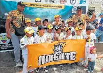  ?? STÉFFANO DUEÑAS / EXPRESO ?? Celebració­n. Los chicos de Oriente festejan la obtención del trofeo tras vencer a Emelec.