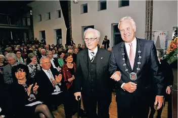  ?? RP-ARCHIVFOTO: DACKWEILER ?? Ex-Bürgermeis­ter Dieter Spindler (rechts) mit Rudolf Cornelißen (gestorben 2015) , der die Städtepart­nerschaft maßgeblich vorangetri­eben hat.