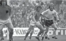  ?? FOTOS: IMAGO ?? Bernd Hölzenbein (re.) gehörte im WM-Finale 1974 zur ersten Elf.