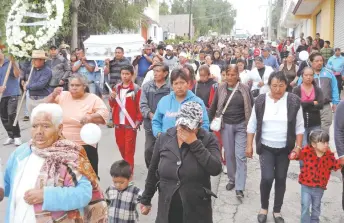  ??  ?? Cerca de 500 personas llegaron al velorio de la menor realizado en la casa de la abuela materna para después caminar hacia la iglesia de Visitación y, finalmente, al cementerio de esa comunidad.