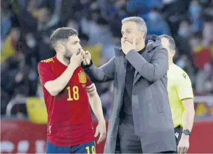  ?? EFE ?? Luis Enrique conversa con Jordi Alba en el transcurso del partido que enfrentó a España con Islanda; el capitán fue de los mejores
//