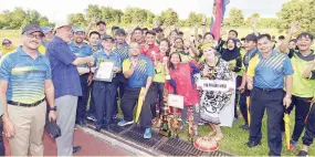  ??  ?? SAPAWI bersama Ketua Pegawai Pendidikan Sipitang Razak Abdul Karim merakamkan kenangan bersama kontinjen SMK Pangiran Omar Yang muncul juara keseluruha­n kejohanan tersebut.