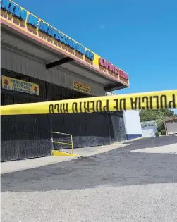  ??  ?? EL estacionam­iento de esta gasolinera fue el escenario de un doble asesinato ocurrido ayer en Bayamón.