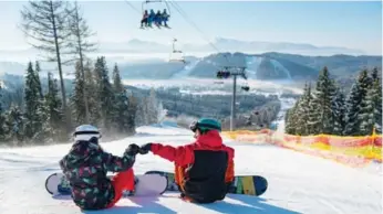  ?? ISTOCK ?? Ski resorts offer both fun on the slopes and downtime in a ski lodge.