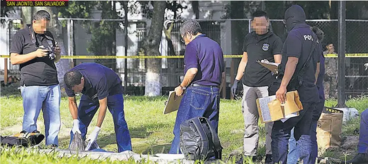  ??  ?? POLICÍAS Y FUNCIONARI­OS DEL INSTITUTO DE MEDICINA LEGAL VERIFICAN EL PARQUE JUAN JOSÉ CAÑAS, DE SAN JACINTON, DONDE FUE ENCONTRADO EL CUERPO DE JOSÉ MIGUEL CAÑAS, DE 59 AÑOS. SEGÚN LA POLICÍA, CAÑAS SE ENCONTRABA HACIENDO EJERCICIOS EN EL PARQUE CUANDO SUFRIÓ UN INFARTO. SE DESCARTÓ UNA MUERTE VIOLENTA.