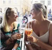  ?? Foto: Ehlenberge­r ?? Anne Ehlenberge­r (links) und Sabrina Oelgemölle­r haben sich über die Gruppe „Mädels in Augsburg“kennengele­rnt – und auf Anhieb gut verstanden.