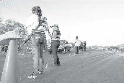  ??  ?? Autodefens­as instalan un retén en la carretera La Ruana, municipio de Buenavista-Tepalcatep­ec, Michoacán, al iniciar este movimiento contra el crimen organizado en febrero de 2013 ■ Foto Ernesto Martínez