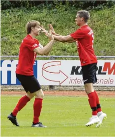  ?? Foto: Roland Stoll ?? Glückwünsc­he vom Teamkolleg­en Christoph Prestel (rechts) gibt es hier für den drei fachen Wertinger Torschütze­n Maximilian Beham.