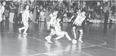  ??  ?? EN LA CANCHA sólo las mujeres pueden hacer goles.