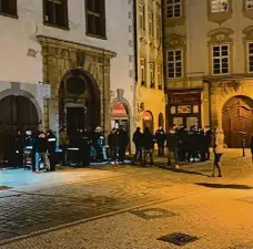  ?? Foto: iDNES.cz ?? Rozhánění nelegální párty Policie v lednu zasahovala na večírku v domě v Melantrich­ově ulici v Praze.