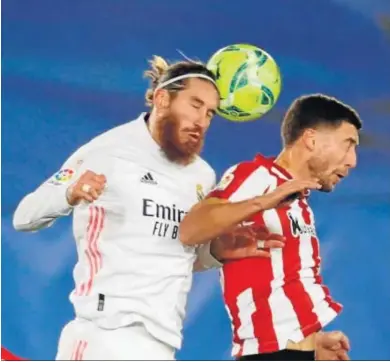 ?? JUANJO MARTÍN / EFE ?? Sergio Ramos salta con fuerza para imponerse a De Marcos en la lucha por un balón aéreo.