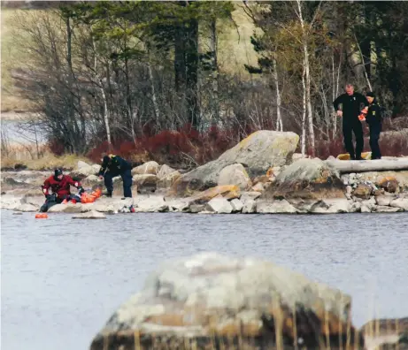  ?? FOTO: MATS ANDERSSON/TT ?? Säkrar spår. Polisens tekniker arbetar vid sjön intill den avspärrade fastighete­n.