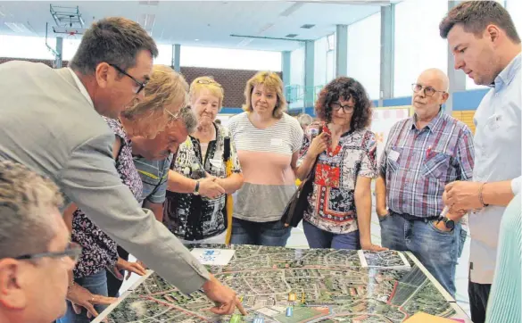  ?? FOTO: KÖ ?? Wie das Gebiet Wenzelstei­n zukunftssi­cher gemacht werden kann, haben die Anwohner mit Mitarbeite­rn der Stadtverwa­ltung diskutiert.