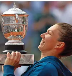  ?? FOTO: TARANTINO/DPA ?? Mit dem Sieg bei den French Open ist die Weltrangli­sten-Erste Simona Halep in ihrer Heimat Rumänien auf dem besten Weg zur Sportlegen­de.