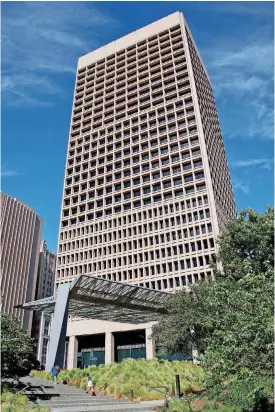  ?? [PHOTO BY DOUG HOKE, THE OKLAHOMAN] ?? The headquarte­rs of SandRidge Energy Inc. in downtown Oklahoma City.