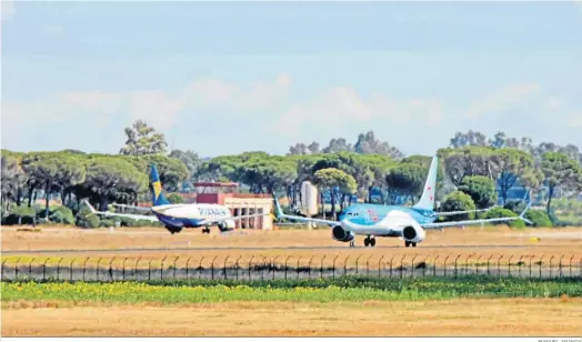  ?? MANUEL ARANDA ?? Dos aviones de Tuifly y Ryanair se cruzan en la pista del aeródromo jerezano.