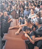  ?? GETTY IMAGES / ?? Familiares lloran a los agentes muertos en la emboscada del 15 de octubre en Michoacán.