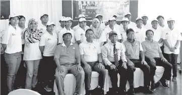  ??  ?? FOR THE ALBUM ... Ronnie Pan (from left, seated), Cheah, Awang Damit, Bandusena and Donnie Intung with the caddies who attended the Caddy Excellence Services Programme 2017 at NGRK yesterday.