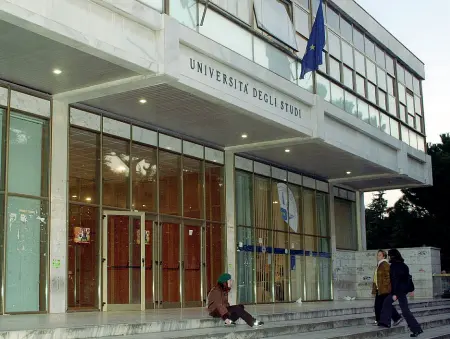  ?? ?? Il luogo
Nella foto sopra Palazzo Codacci Pisanelli, la storica sede dell’Università del Salento che si trova a Porta Napoli, in pieno centro