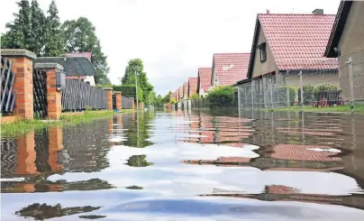  ?? FOTO: TMN ?? Damit das Hochwasser nicht ins Haus gelangt, sollte man einige Vorkehrung­en treffen.