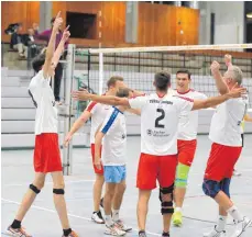  ?? FOTO: RONNY MANZKE/TSV BAD SAULGAU ?? Jubel beim TSV Bad Saulgau. Gegen den TSV Eningen muss die Mannschaft von Trainer Waldemar Kasprzak (rechts) in den Tiebreak und siegt am Ende.