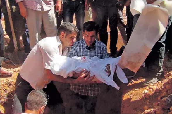  ?? ANHA / AFP ?? Abdullah Kurdi enterró ayer en Kobane (Siria) el cuerpo de sus hijos Aylan y Galip, y de su mujer, Rihan, ahogados en una playa turca