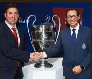  ?? — Reuters ?? Good luck: Liverpool club ambassador Robbie Fowler shaking hands with Porto head of scouting Fernando Gomes.