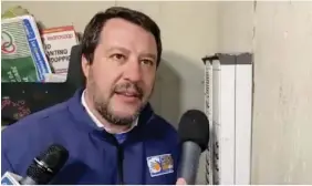  ?? Ansa ?? In periferia Matteo Salvini al citofono alla ricerca di un presunto spacciator­e