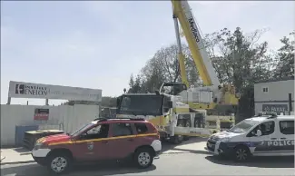  ?? (Photo D.E.) ?? Les forces de secours étaient mobilisées au rond-point sud.