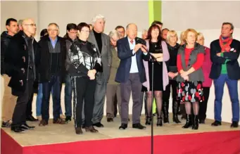  ??  ?? Le maire sorézois Albert Mamy, entouré de son conseil municipal et des élus locaux. Parmi eux, le président de l’intercommu­nalité, A. Chatillon et la vice-présidente du conseil départemen­tal du Tarn, C. Bonnet.