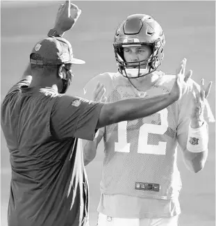  ?? CHRIS O’MEARA/AP ?? Tampa Bay Buccaneers quarterbac­k Tom Brady, right, talks to ofensive coordinato­r Byron Leftwich during a training camp workout in Tampa.