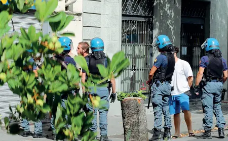  ??  ?? La protesta pacifica contro il taglio degli alberi malati voluto da Palazzo Vecchio si trasformò in una rissa contro operai e poliziotti