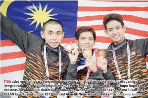  ?? -Gambar Bernama ?? TIGA atlet renang negara yang mendapat pingat emas dalam acara renang iaitu Jamery Siga (tengah) dalam acara 200m kelas S5, Chung Wei Yong (kiri) dalam acara kuak kupu-kupu 50m dan Anas Zul Amirul Sidi dalam acara renang gaya bebas 100m kelas S14...