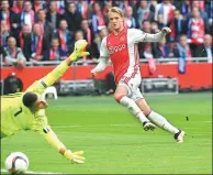  ?? TOUSSAINT KLUITERS / REUTERS ?? Kasper Dolberg scores Ajax’s second goal against Lyon in their Europa League semifinal first-leg match in Amsterdam on Wednesday.