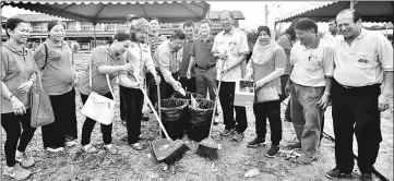  ??  ?? Tiong (fourth right), Rogayah (third right), Connie (fourth left) and others at the symbolic launch of National Blue Ocean Strategy ‘My Beautiful Neighbour (MyBN) Gotong-Royong 2017’ at Kiew Nang Poh area.