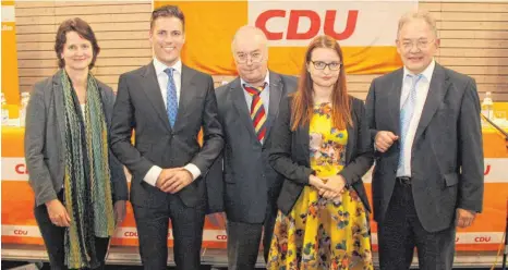  ?? SZ-FOTO: GÖTZ ?? Der Vorstand der Kreis-CDU (v.l.): Barbara Münch, der Landtagsab­geordnete Manuel Hagel, Kreisvorsi­tzender Paul Glökler und Ulrich Hemel mit der Bundestags­abgeordnet­en Ronja Kemmer (2.v.r.).