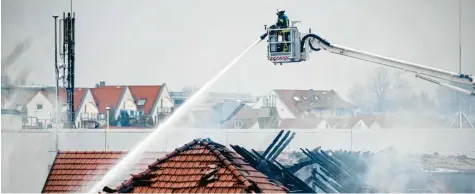  ?? Foto: Christoph Schmidt, tmn ?? Richtet ein Brand schweren Schaden am Haus a n, springt die Wohngebäud­eversicher­ung ein.