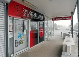  ?? MARK TAYLOR/
STUFF ?? Smugglers Liquor in Nawton last week had its licence renewal bid rejected by the district licensing committee in a ‘‘very rare’’ move – opponents of renewal included Hamilton city west ward councillor Sarah Thomson.