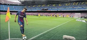  ?? FOTO: PEP MORATA ?? Un Camp Nou nunca visto Denis se dispone a botar un córner en el Barça-Las Palmas (3-0)