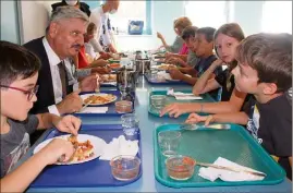  ?? (Photos D. G.) ?? Le recteur et les écoliers ont échangé avec intérêt sur le délicieux repas bio de la cantine  %