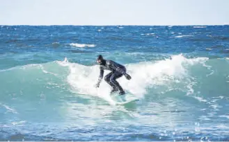  ?? // OBERSCHNEI­DER ?? Los ascensos de skimo empiezan casi a nivel del mar. Surfear en Lofoten en invierno es estelar