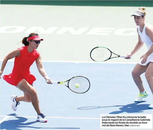  ?? PHOTO AFP ?? La Chinoise Yifan Xu retourne la balle sous le regard de la Canadienne Gabriela Dabrowski en finale du double au tournoi de New Haven, hier.