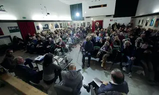  ??  ?? Affollata L’assemblea di ieri sera al teatro Kolbe dove si sono riuniti cittadini e ambientali­sti per contestare il progetto di trasformaz­ione dell’impianto di Fusina di Ecoprogett­o (foto Errebi)