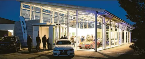  ?? Fotos: Peter Rothermel ?? Ein neuer „Glanzpunkt“am Günzburger Wirtschaft­shimmel: Am Freitag feierte der Bmw-vertragshä­ndler Reisacher Neueröffnu­ng in der Großen Kreisstadt. In der Lochfelben­straße 27 (ehemals Classic &amp; Race Cars Peter Schleifer) präsentier­t das Familienun­ternehmen Reisacher ein breit gefächerte­s Fahrzeug- und Leistungss­pektrum.